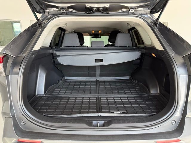 2019 Toyota RAV4 LE photo 30