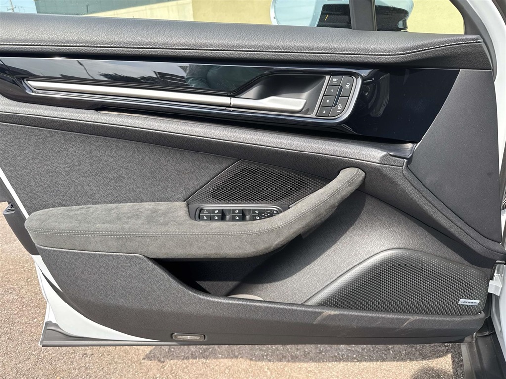 2025 Porsche Panamera 4 photo 21