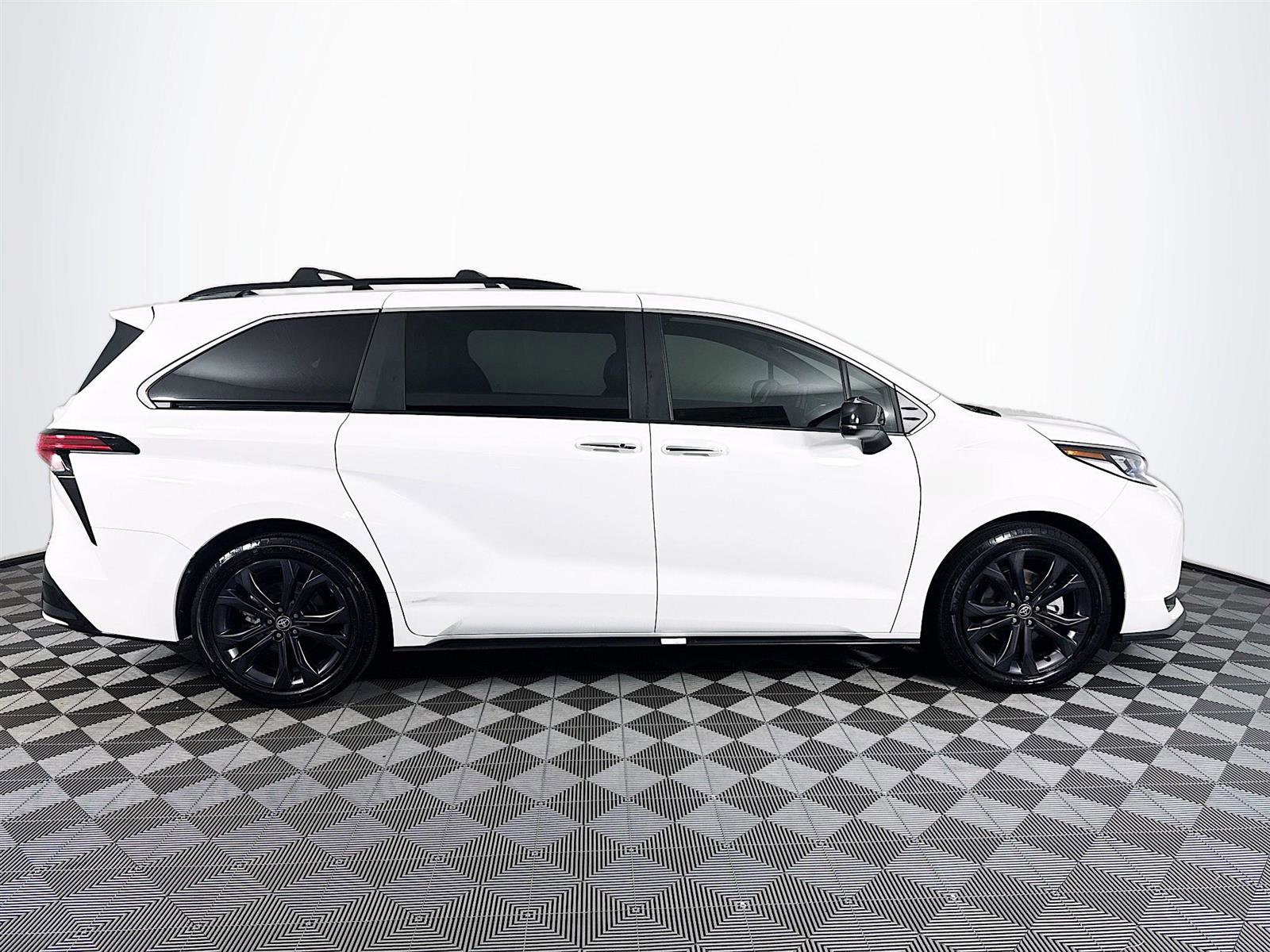 2023 Toyota Sienna XSE photo 4