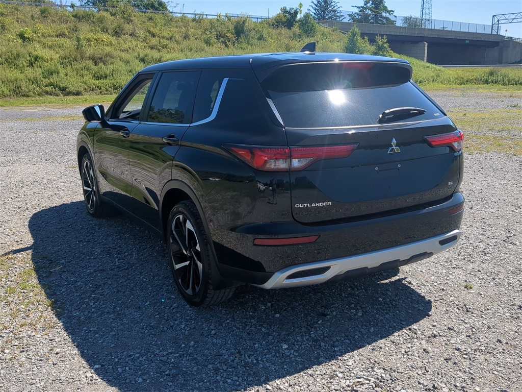 2022 Mitsubishi Outlander SE photo 4