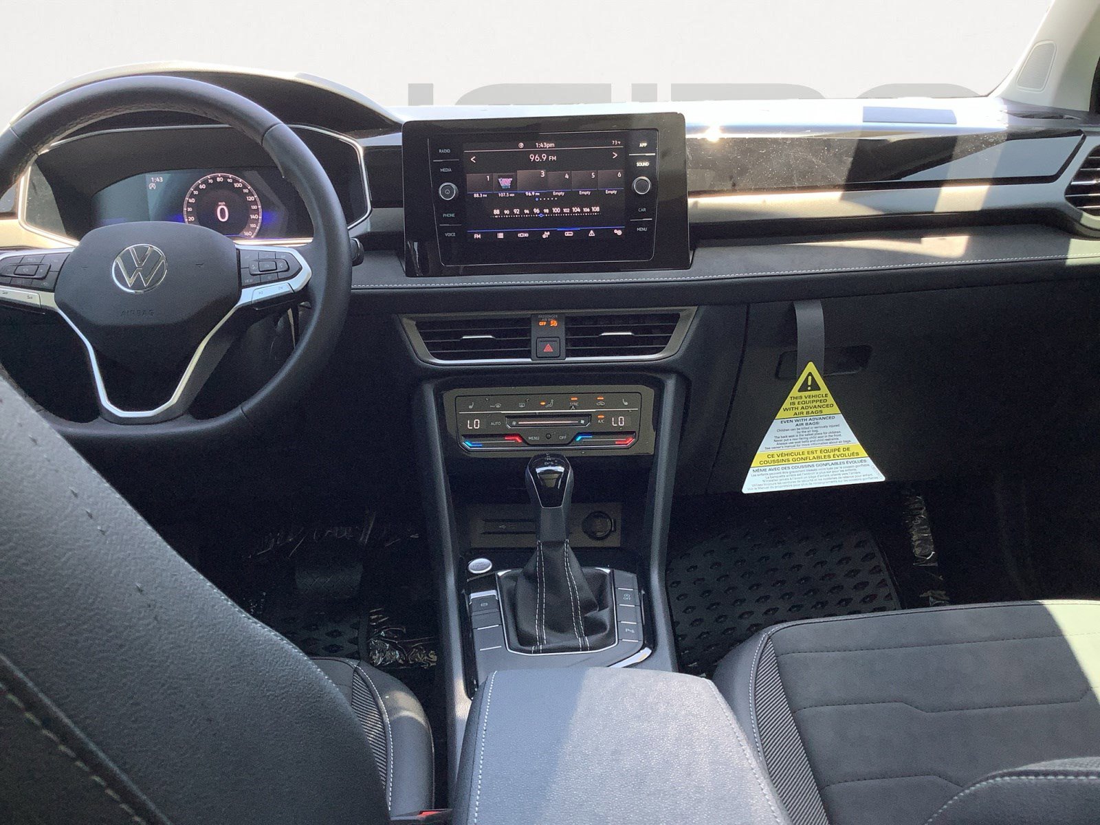2025 Volkswagen Taos SE photo 11