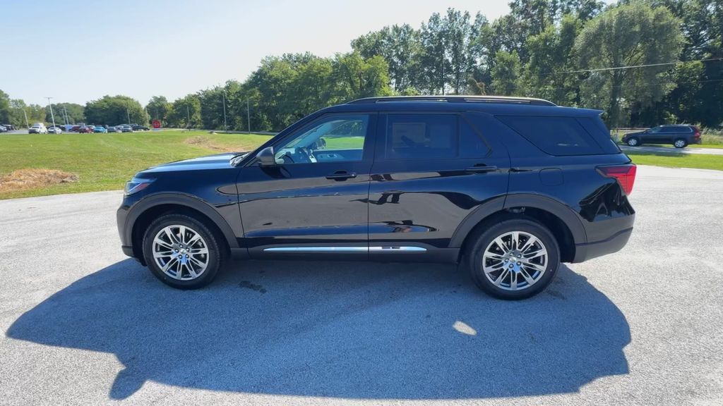 2025 Ford Explorer photo 4
