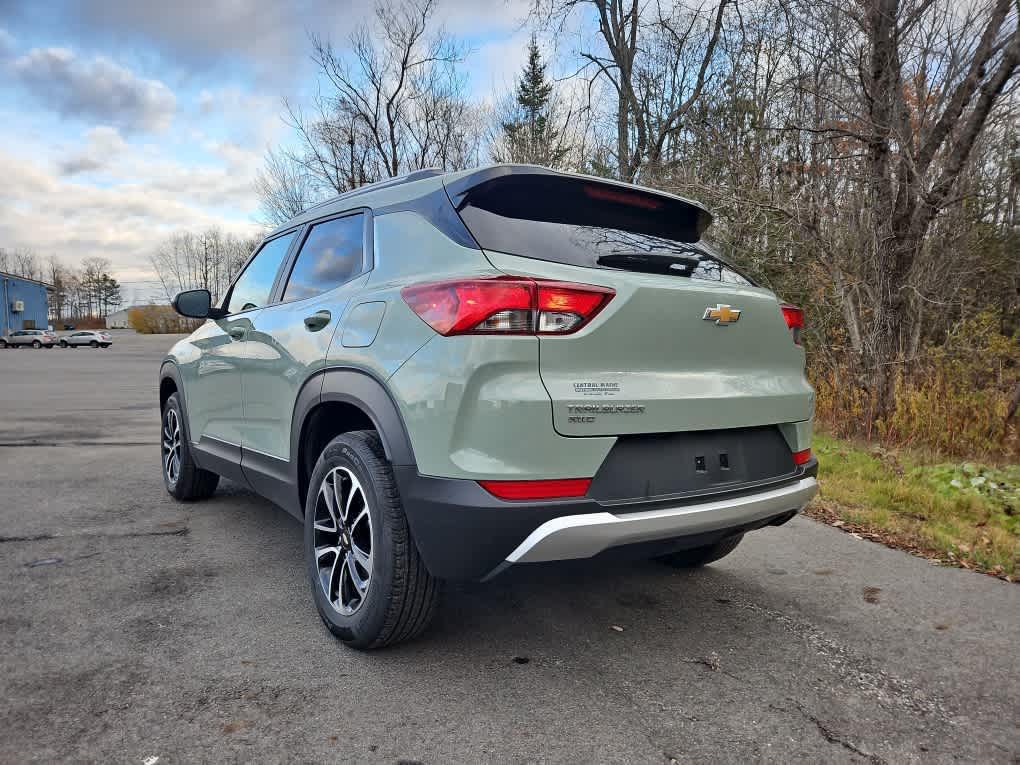 2025 Chevrolet Trailblazer LT photo 2