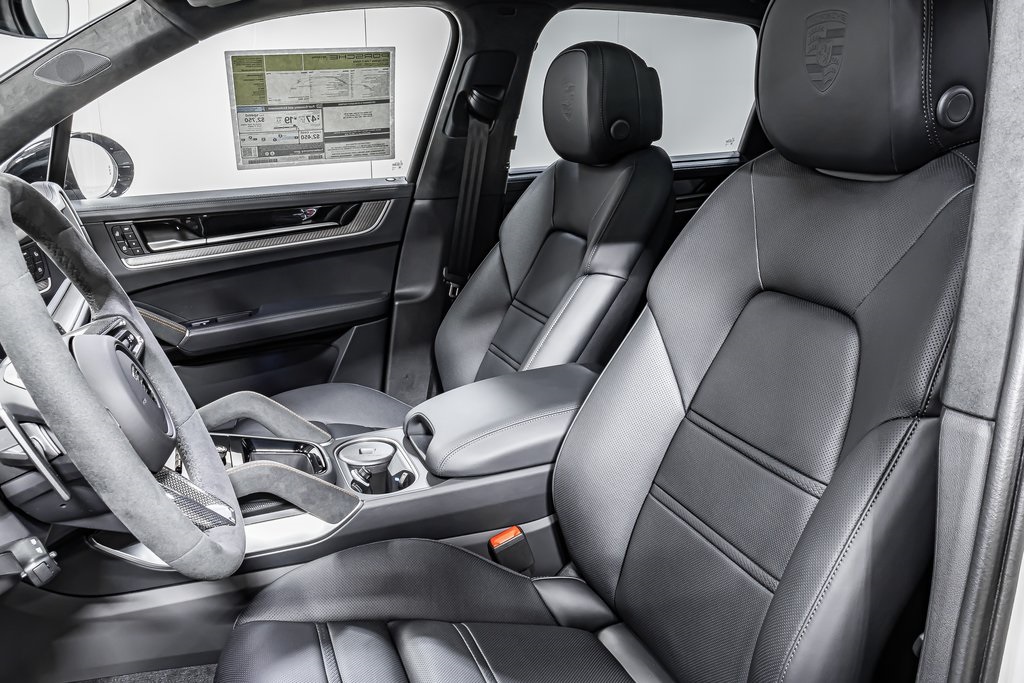 2025 Porsche Cayenne Turbo E-Hybrid photo 4