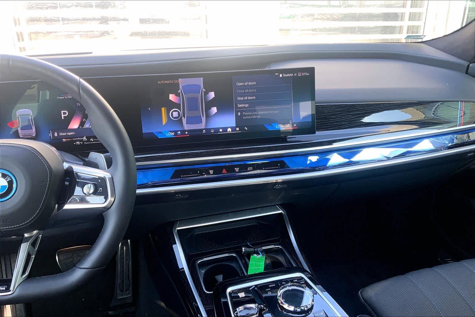 2025 BMW 7 Series 750e - Photo 6
