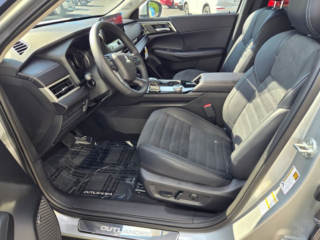 2025 Mitsubishi Outlander SE photo 13