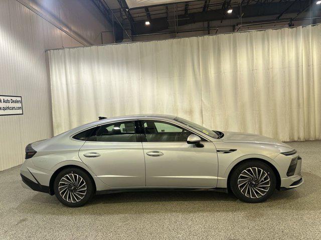 2025 Hyundai Sonata Hybrid SEL photo 4