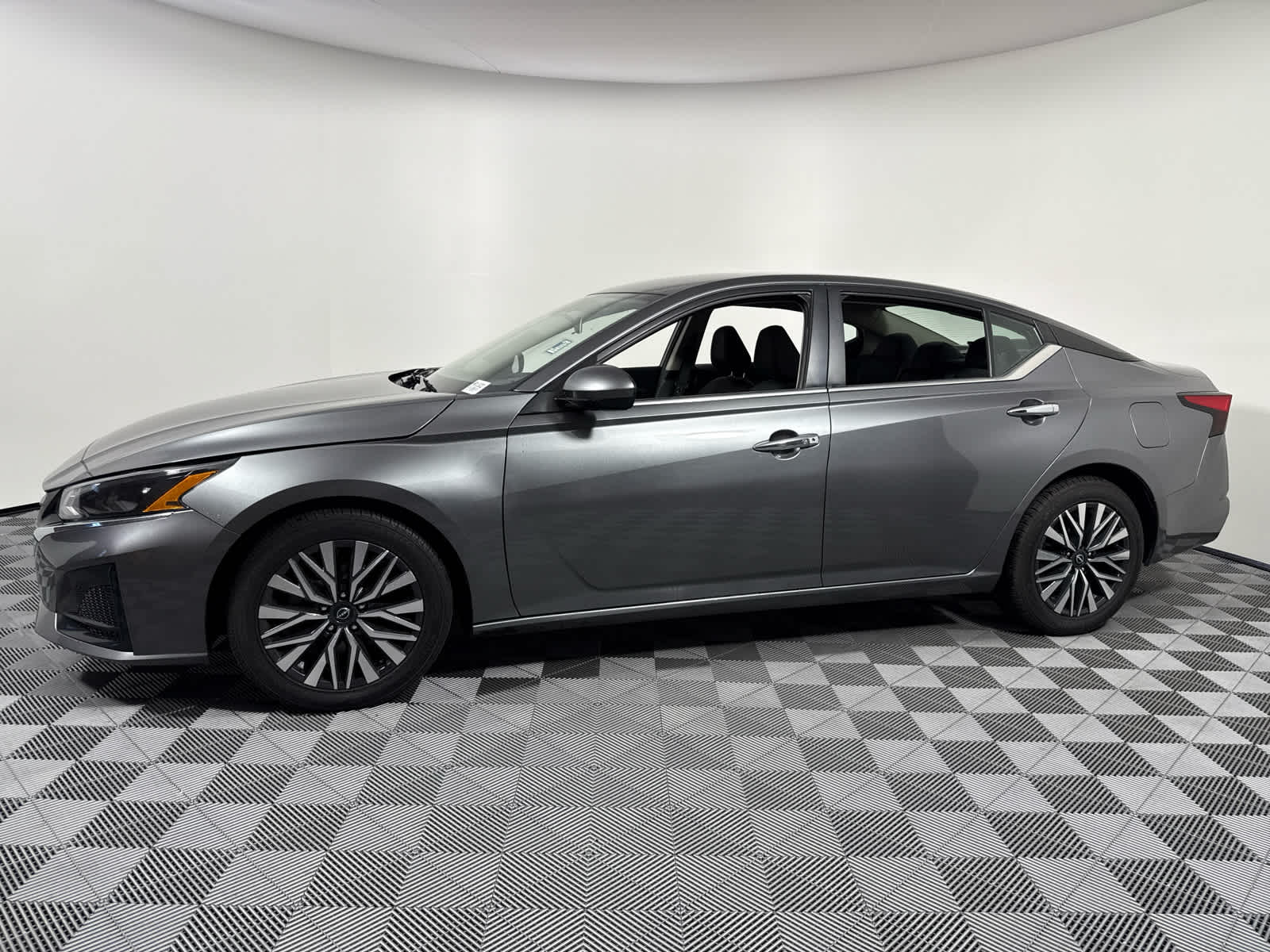 2023 Nissan Altima 2.5 SV photo 3