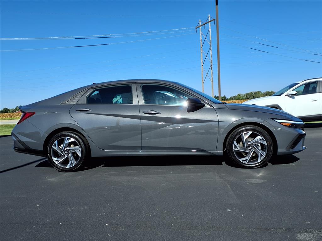 2025 Hyundai Elantra SEL Sport photo 2