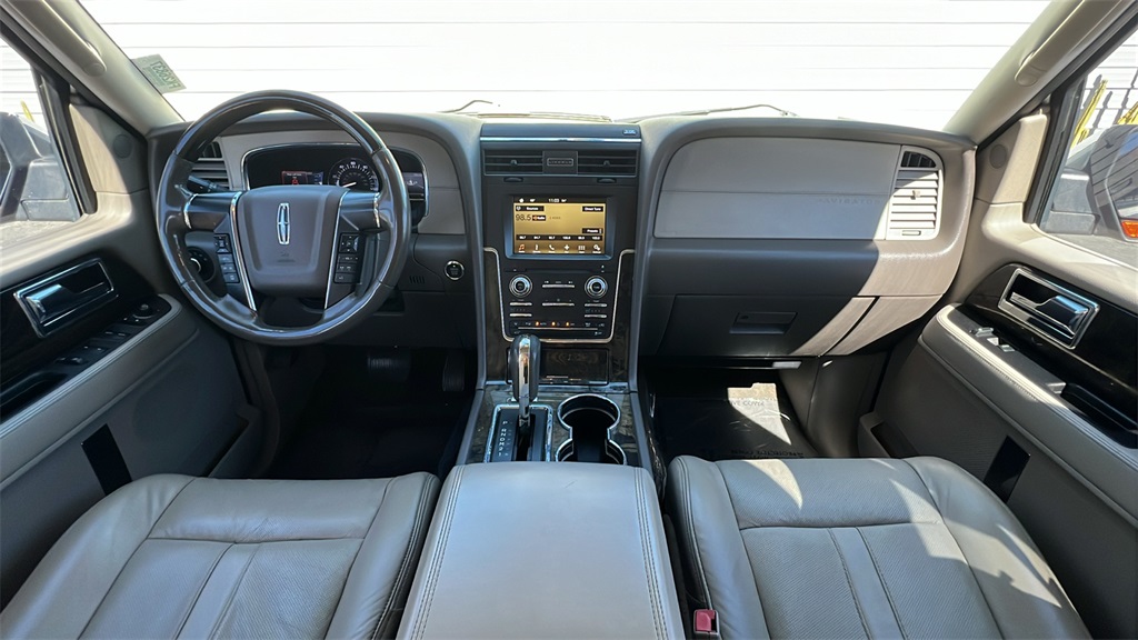 2016 Lincoln Navigator Select photo 3