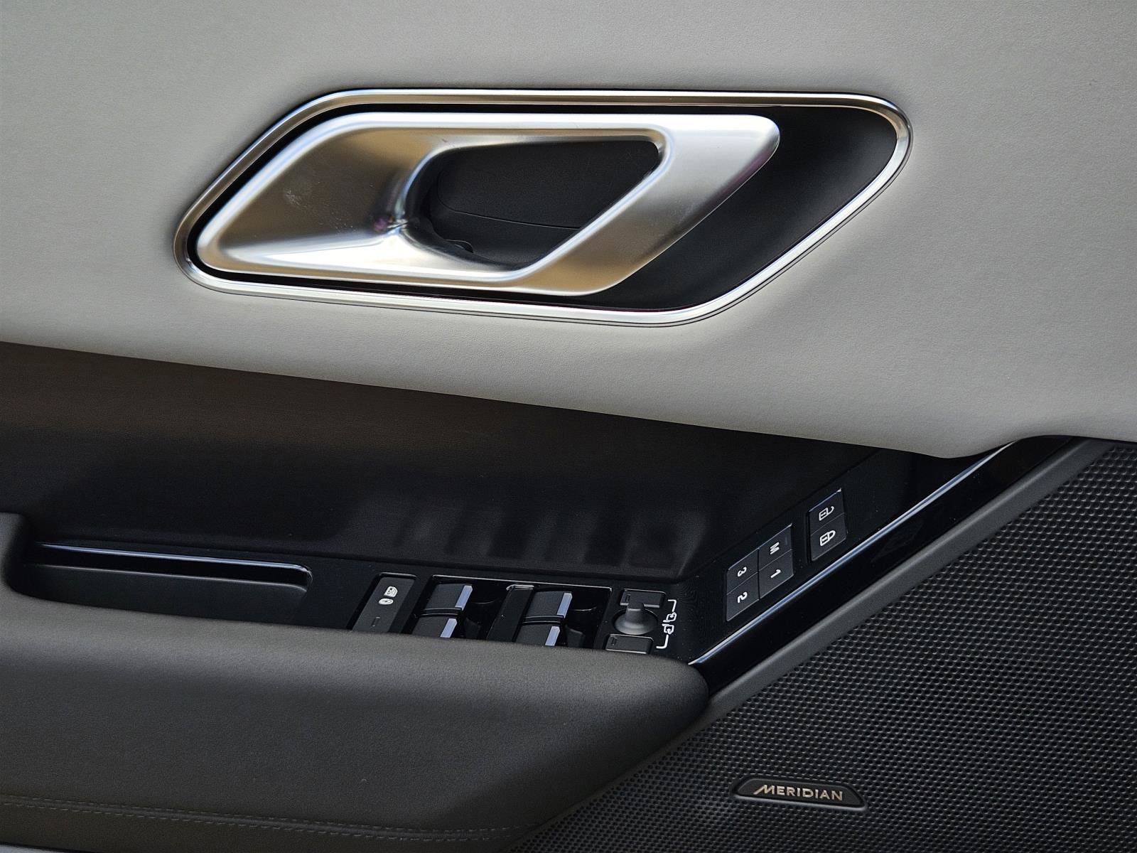 2026 Land Rover Range Rover Velar SE photo 21