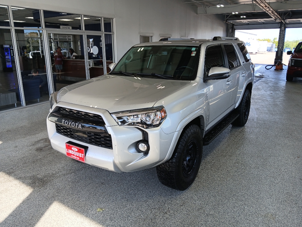 2020 Toyota 4Runner SR5 photo 4