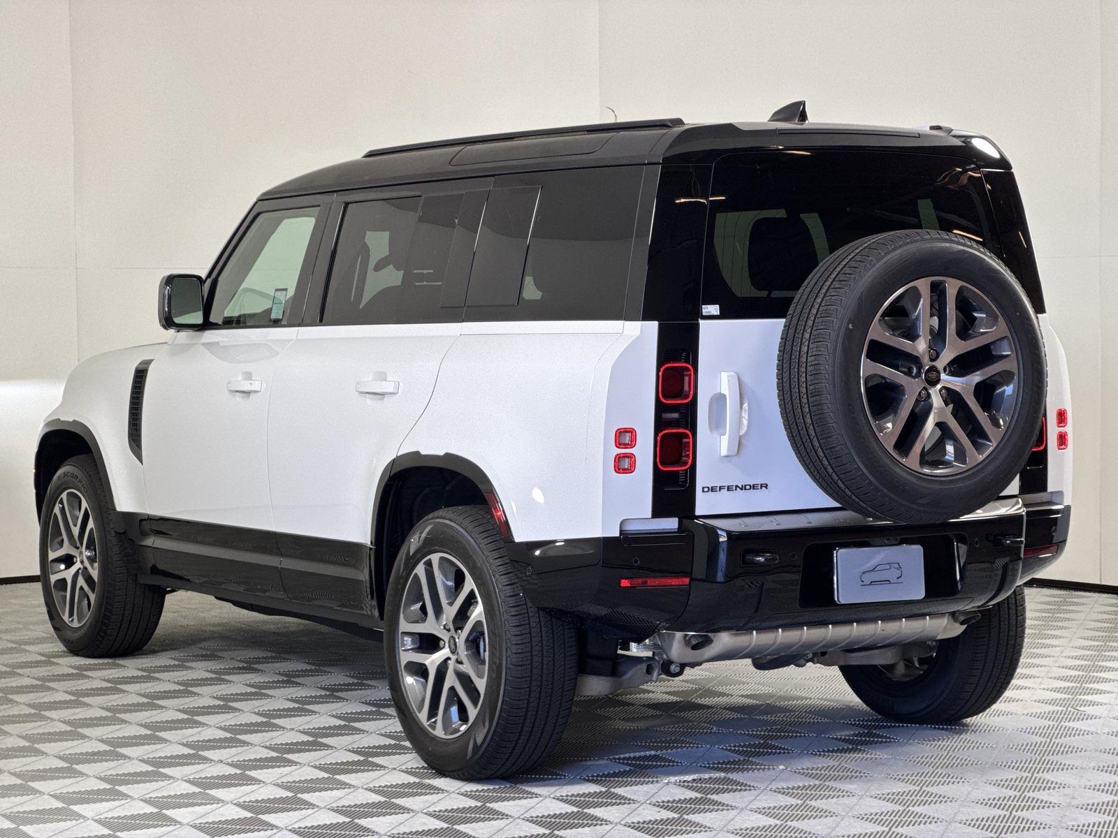 2025 Land Rover Defender 110 X-Dynamic SE photo 3