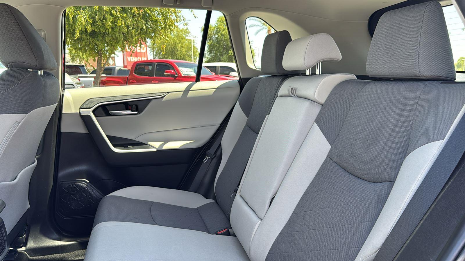 2022 Toyota RAV4 Hybrid XLE photo 24