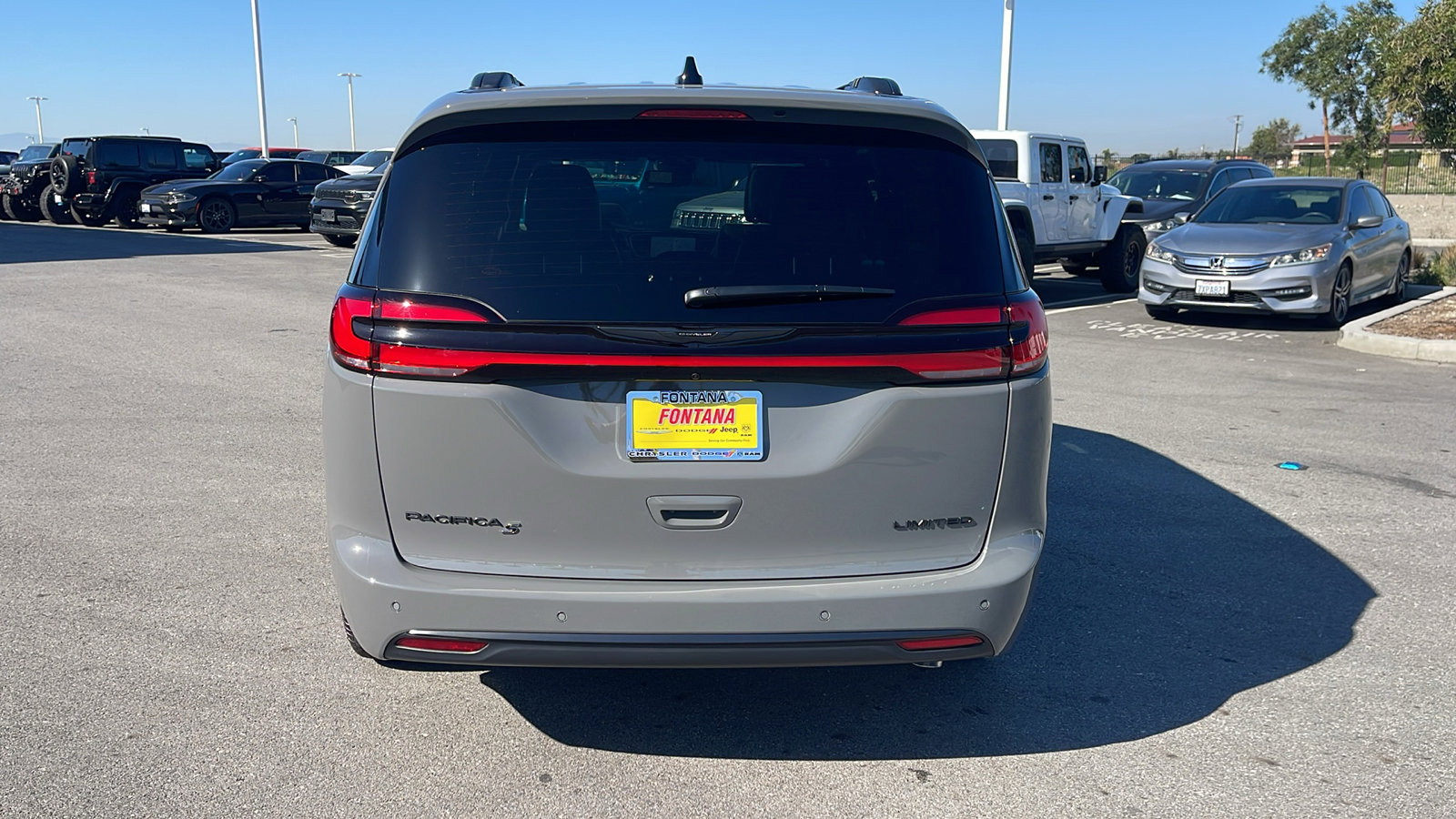 2025 Chrysler Pacifica Limited photo 4