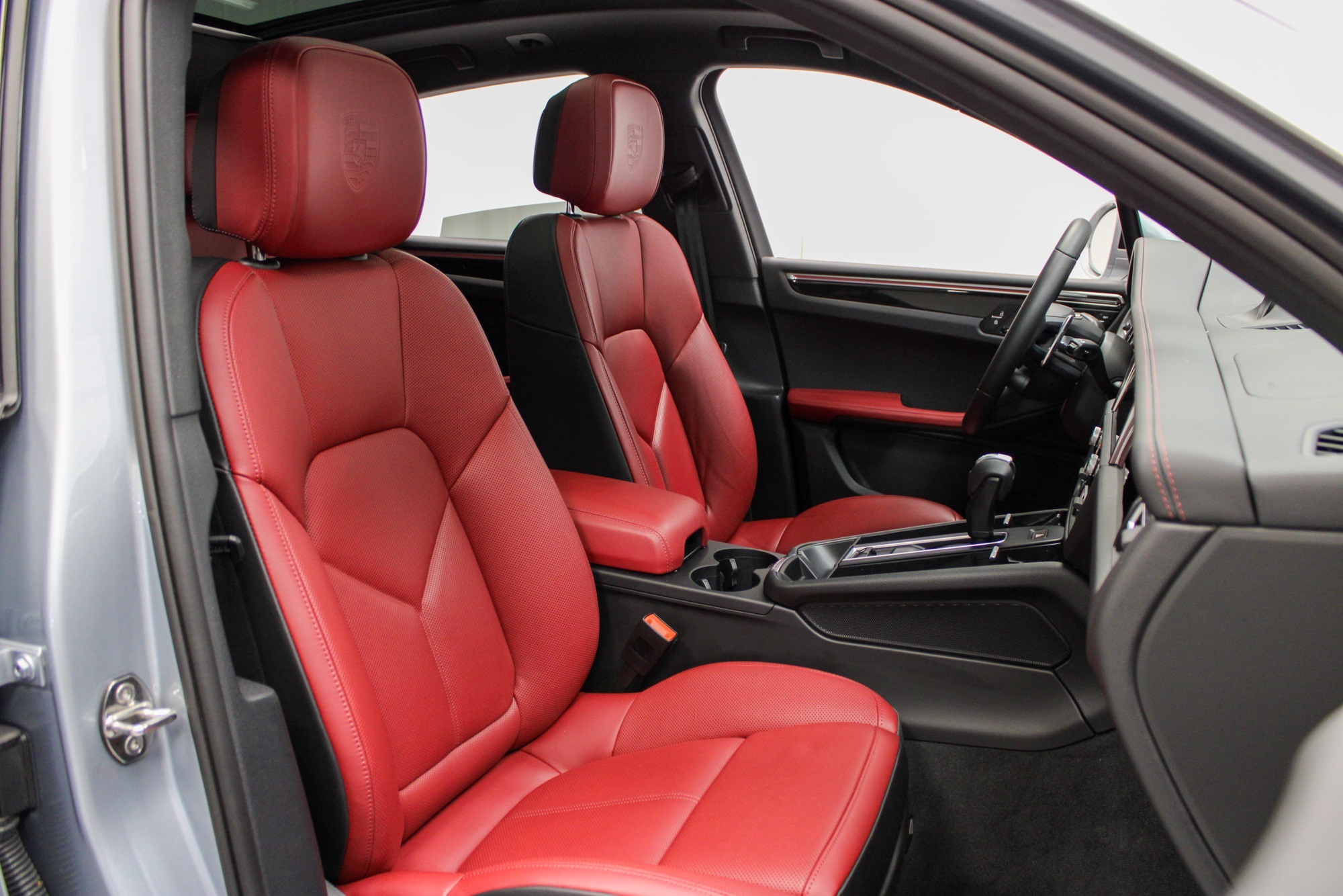 2025 Porsche Macan Base photo 32
