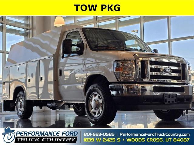 2025 Ford E-Series Cutaway Base's photo