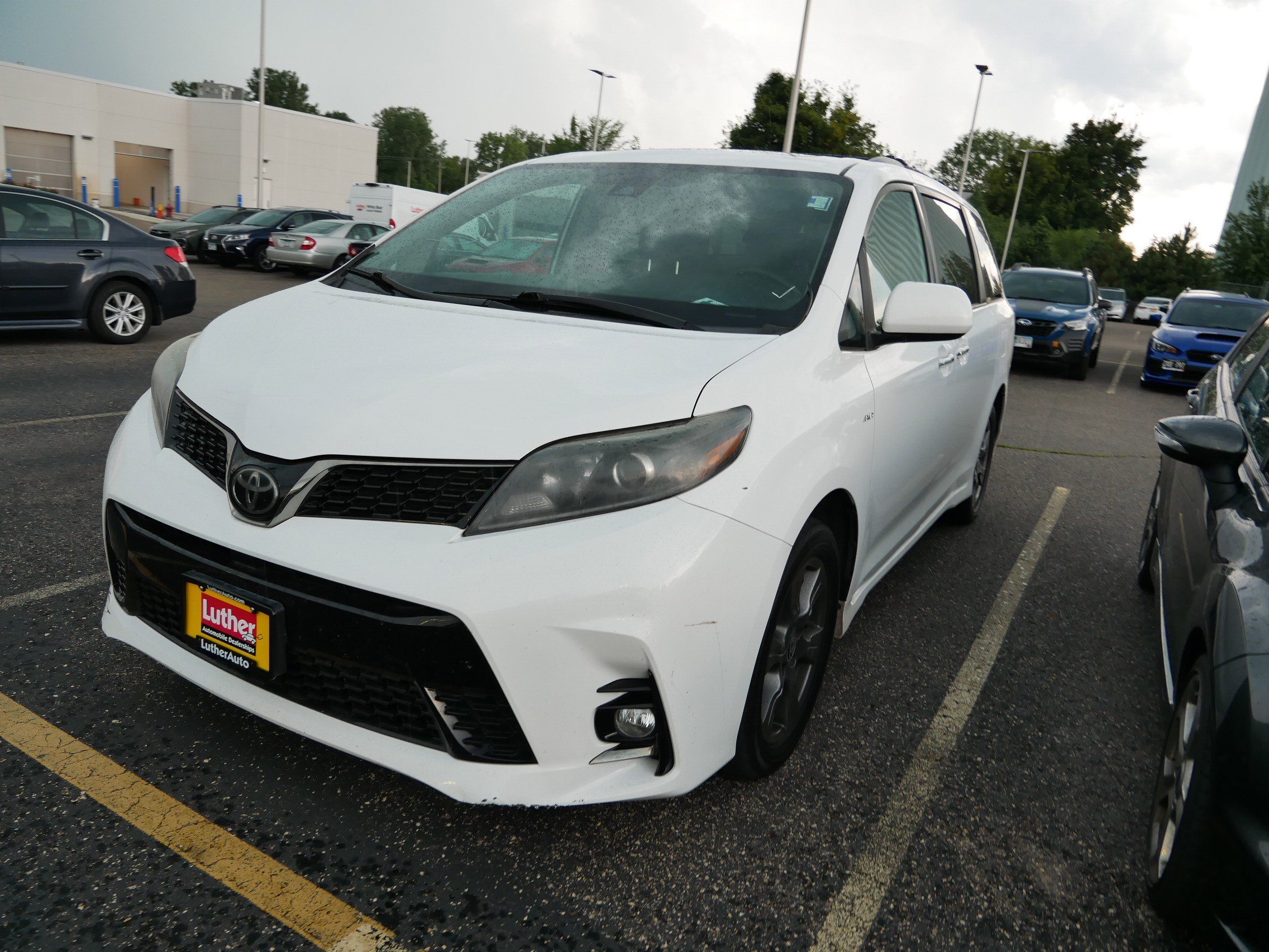 2020 Toyota Sienna SE photo 3