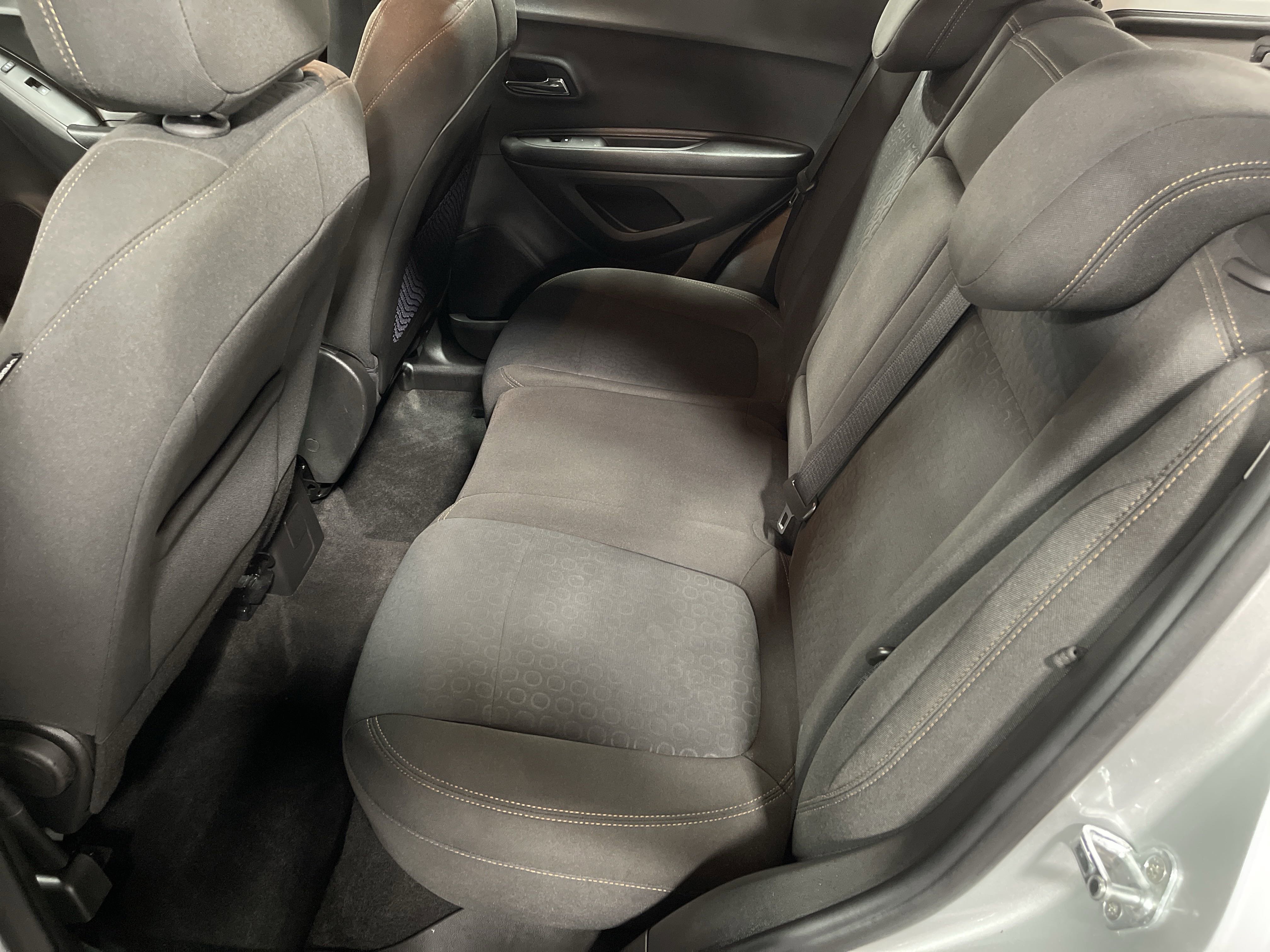 2021 Chevrolet Trax LS photo 2