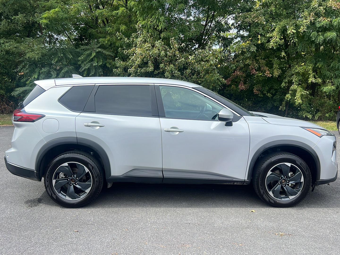 2024 Nissan Rogue SV photo 6