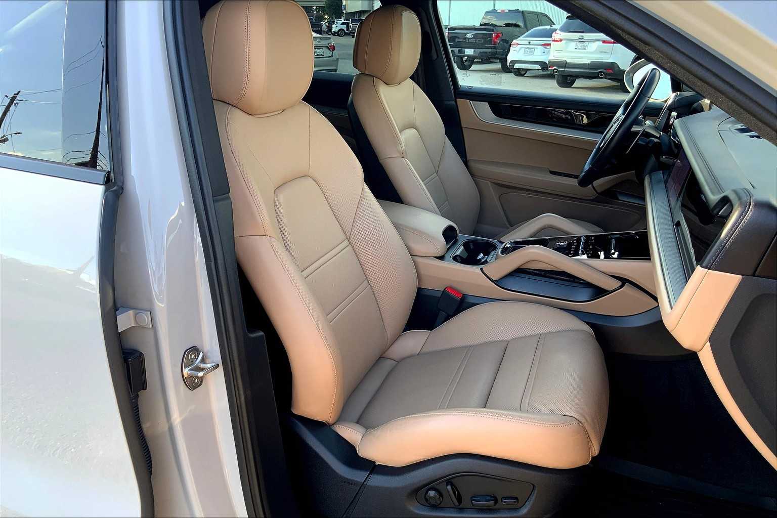 2024 Porsche Cayenne Coupe photo 16