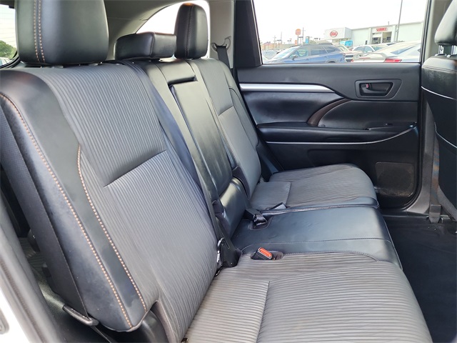 2019 Toyota Highlander LE Plus photo 17