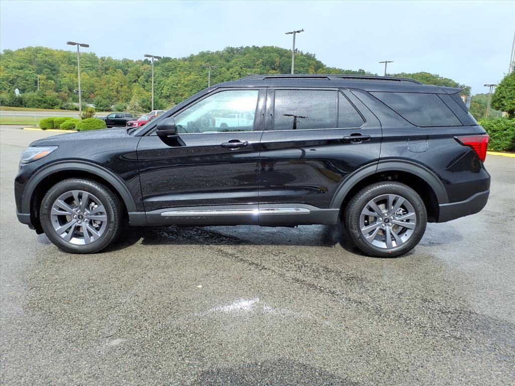 2025 Ford Explorer photo 2