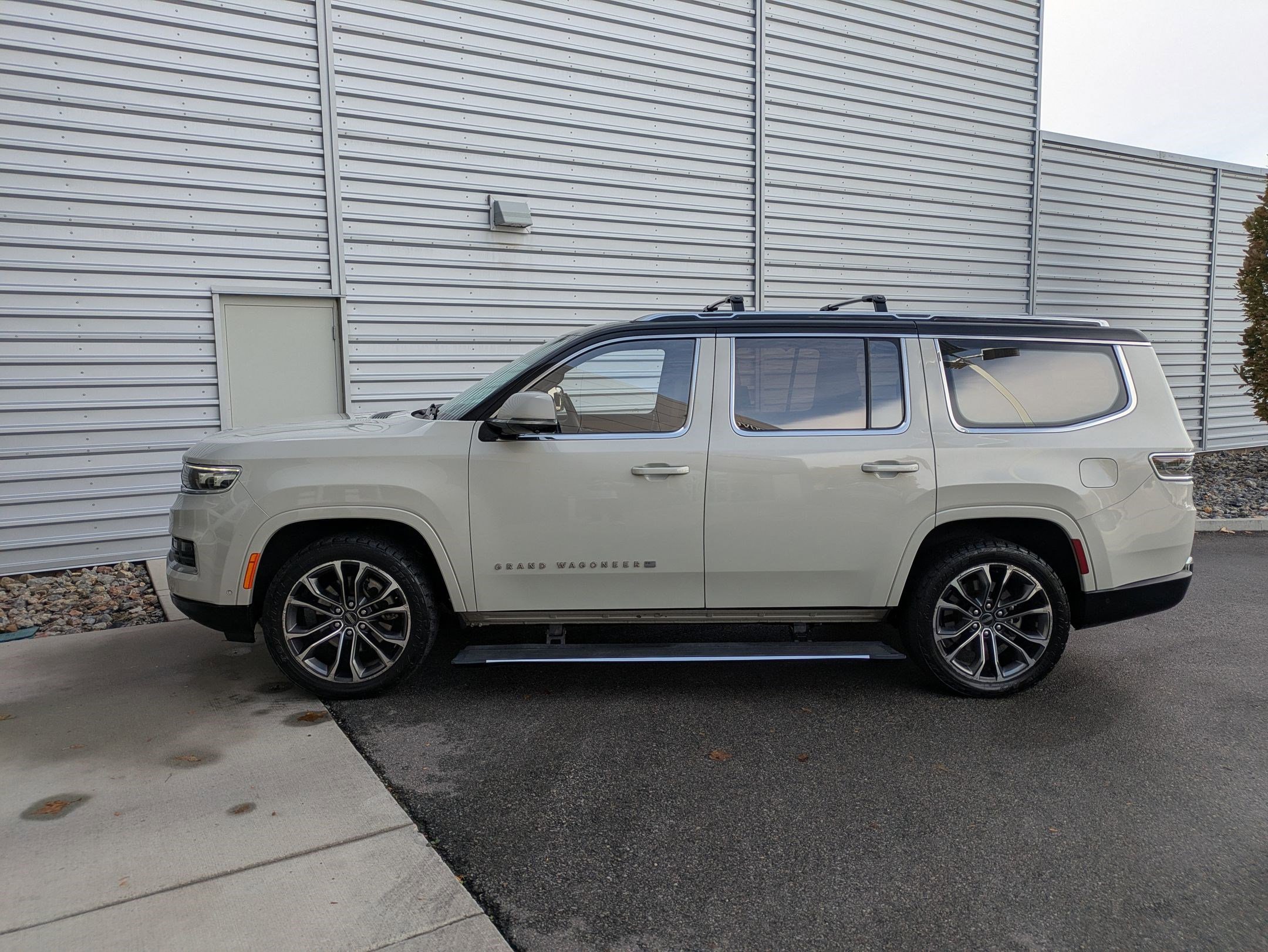 2022 Jeep Grand Wagoneer III photo 2