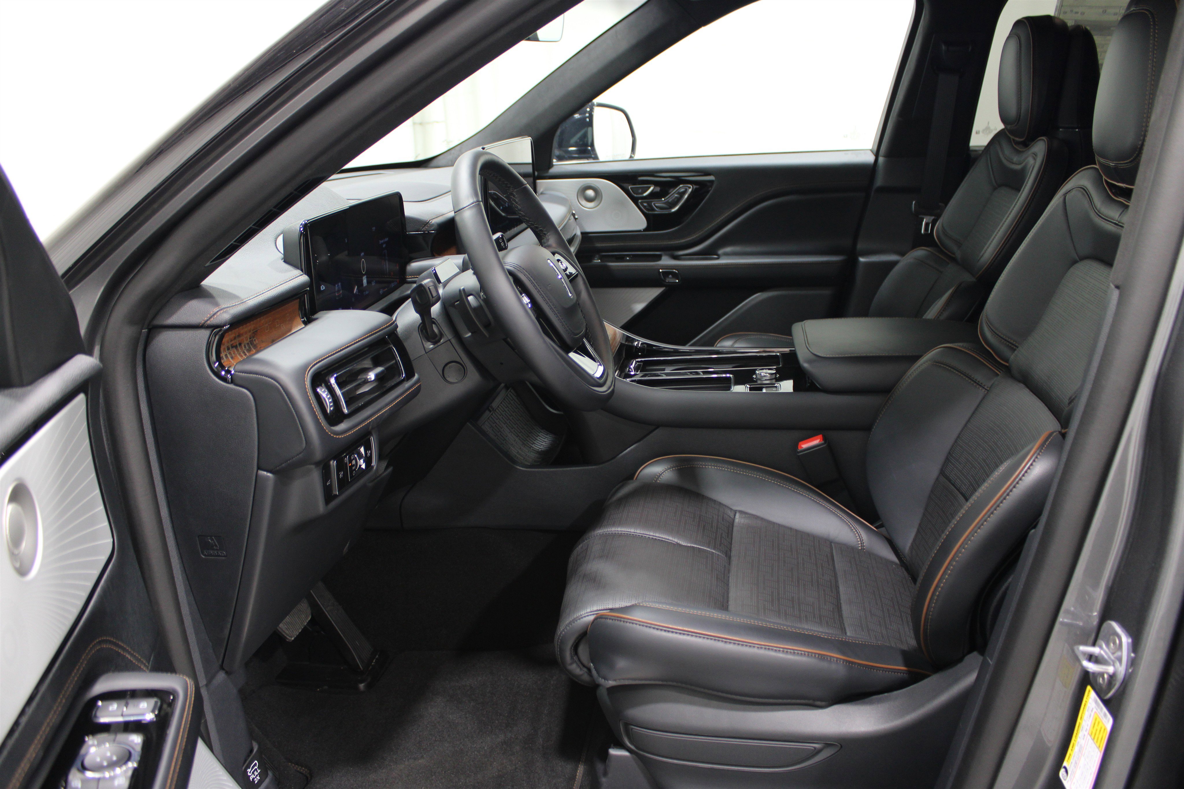 2025 Lincoln Aviator Black Label photo 3