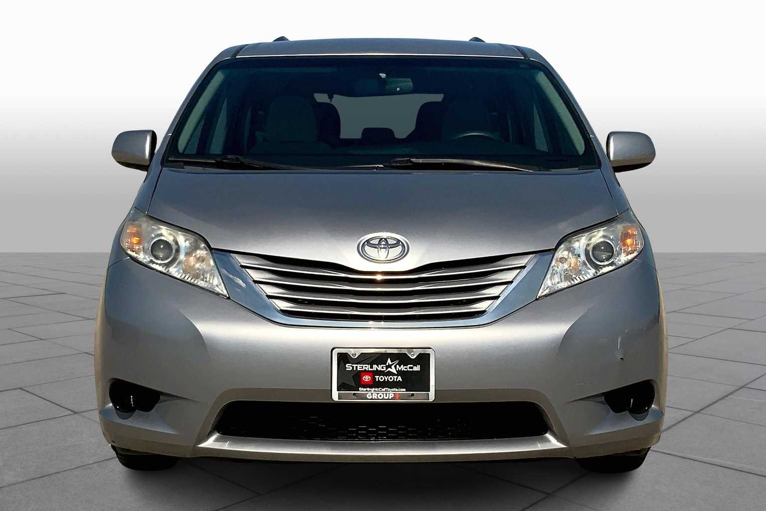 2017 Toyota Sienna LE photo 3