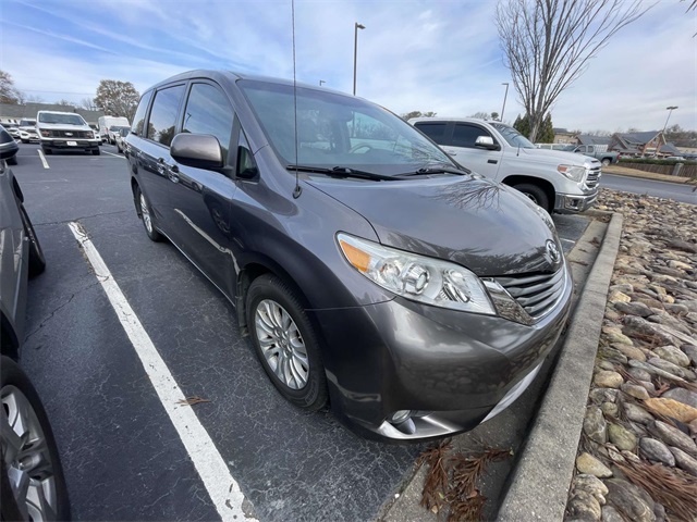 2013 Toyota Sienna XLE's photo