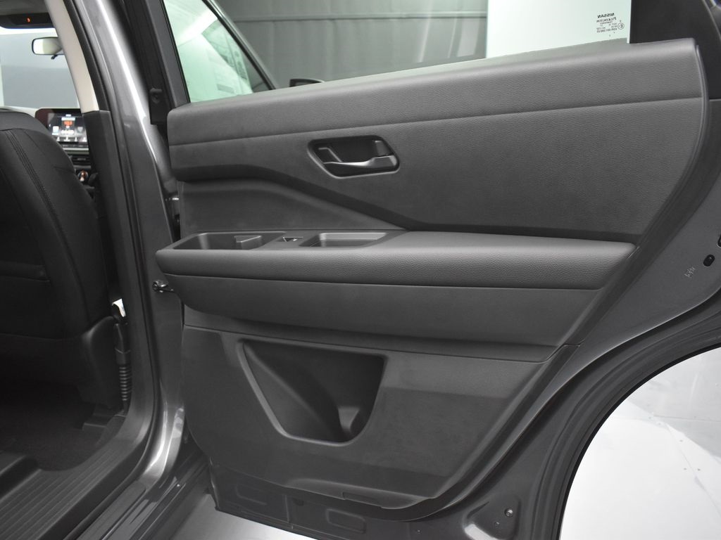 2025 Nissan Pathfinder S photo 21