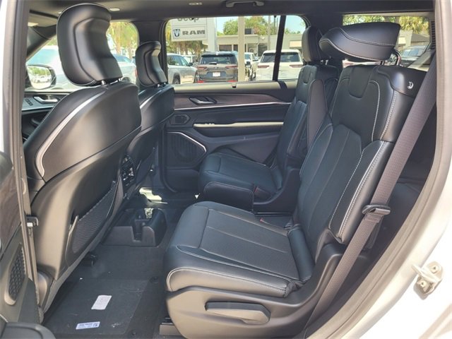 2025 Jeep Grand Cherokee Overland photo 12