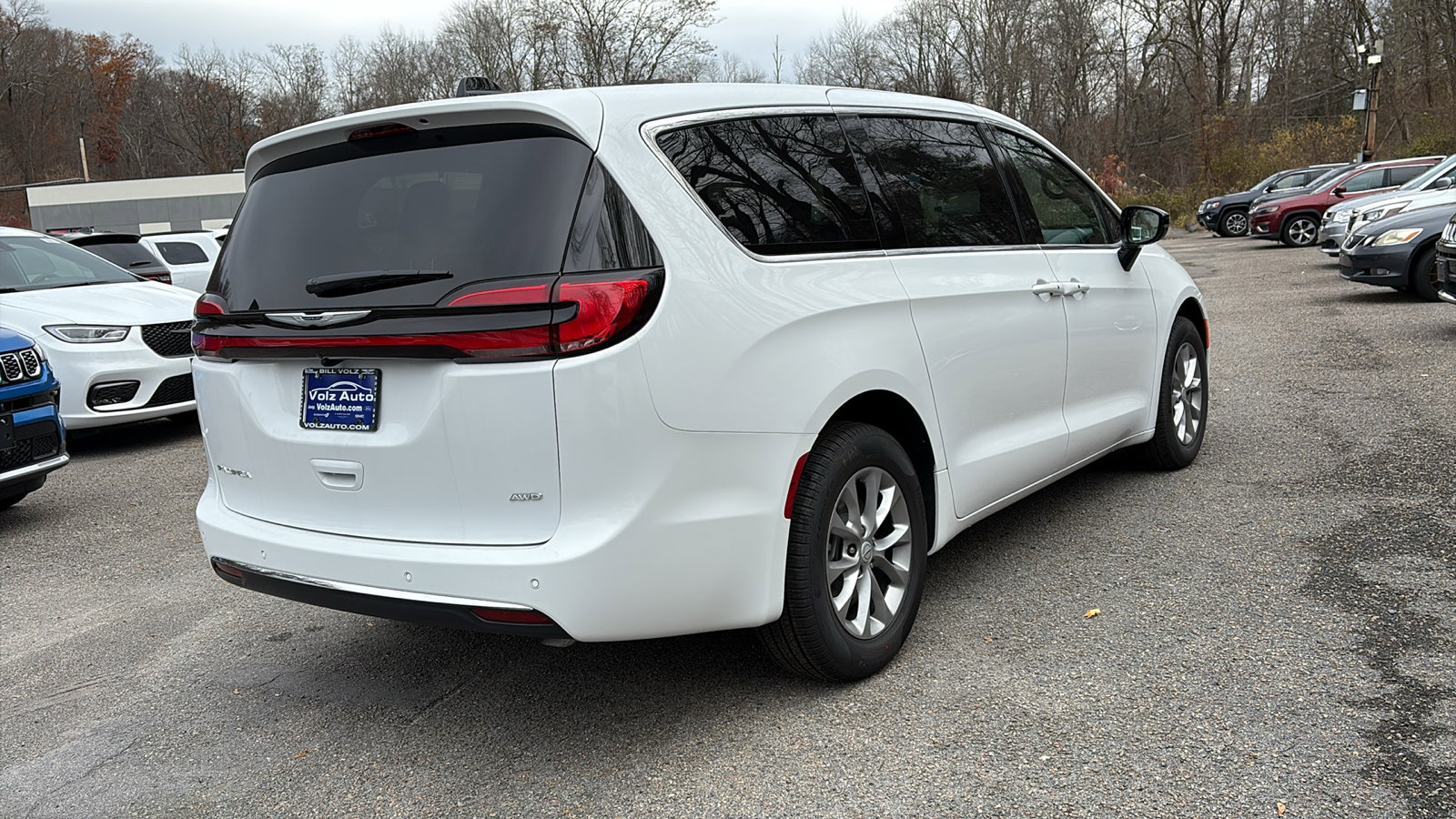 2026 Chrysler Pacifica Touring L photo 4