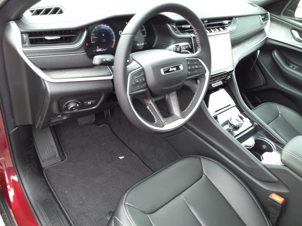 2025 Jeep Grand Cherokee Limited photo 4