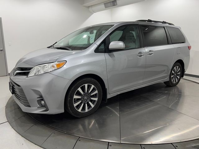 2018 Toyota Sienna XLE Premium's photo
