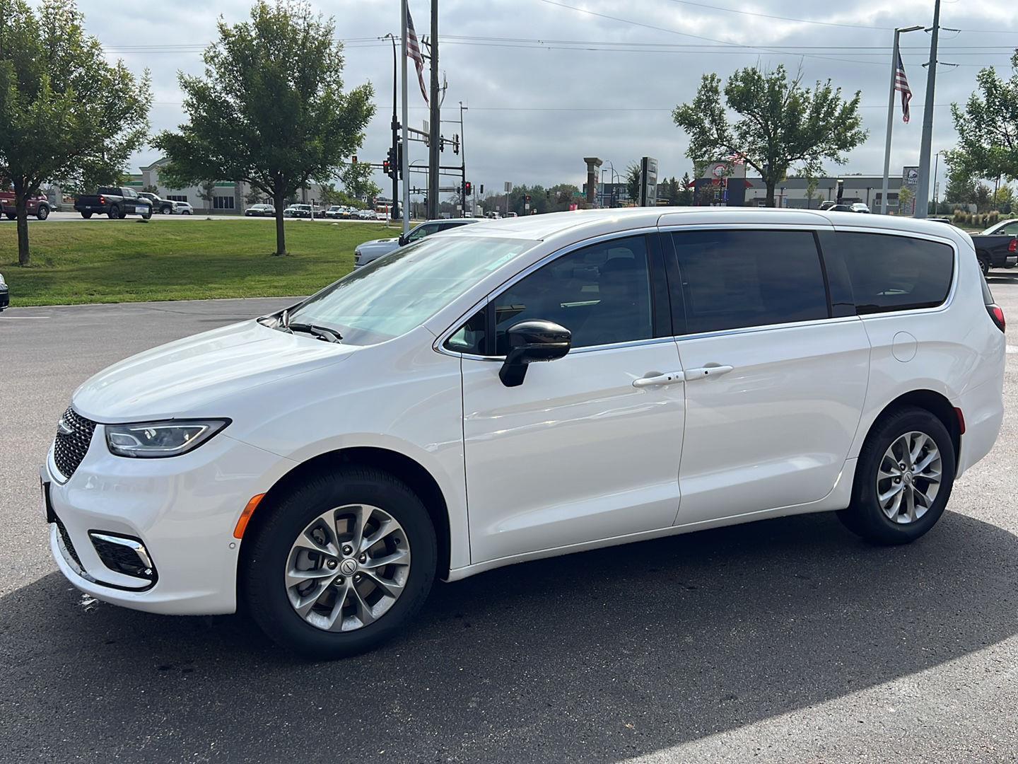 2026 Chrysler Pacifica Select's photo