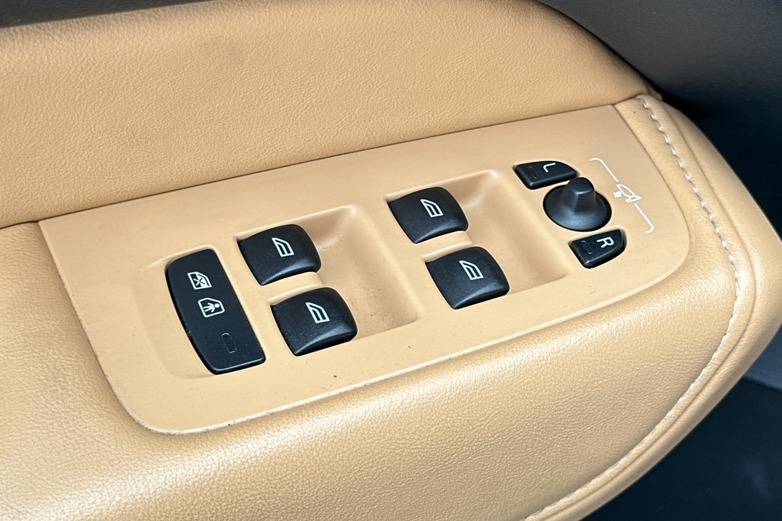 2023 Volvo XC60 B5 Ultimate photo 10