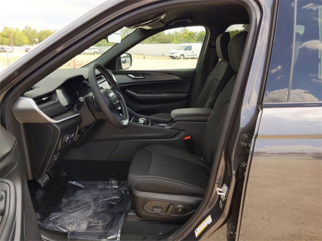 2025 Jeep Grand Cherokee Laredo Altitude photo 10