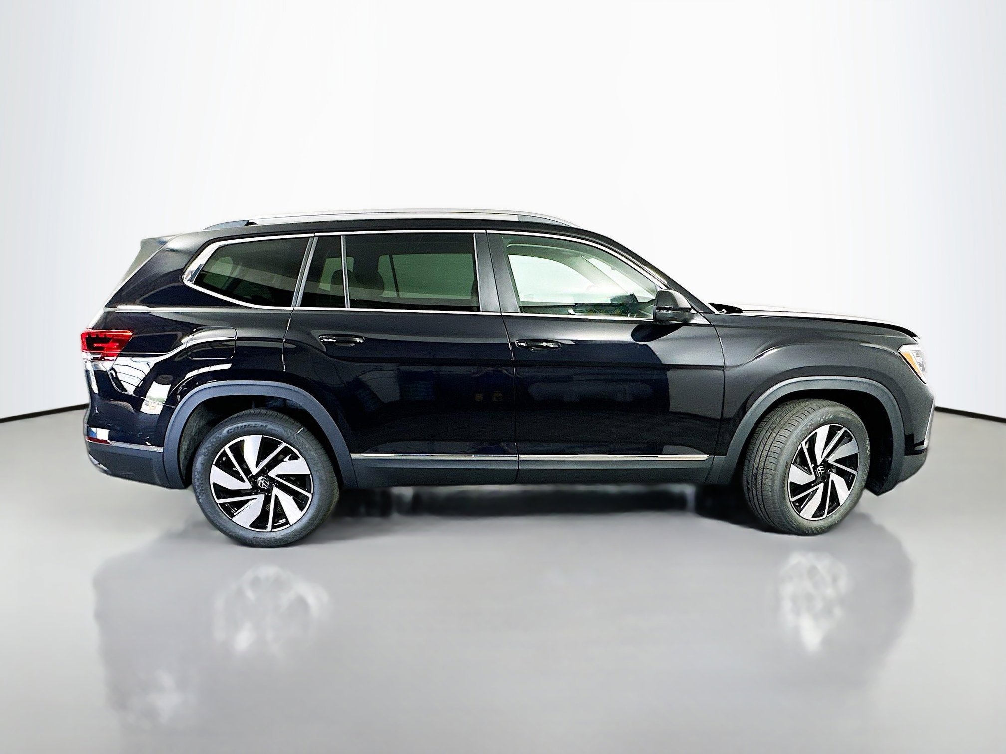 2025 Volkswagen Atlas SEL photo 8
