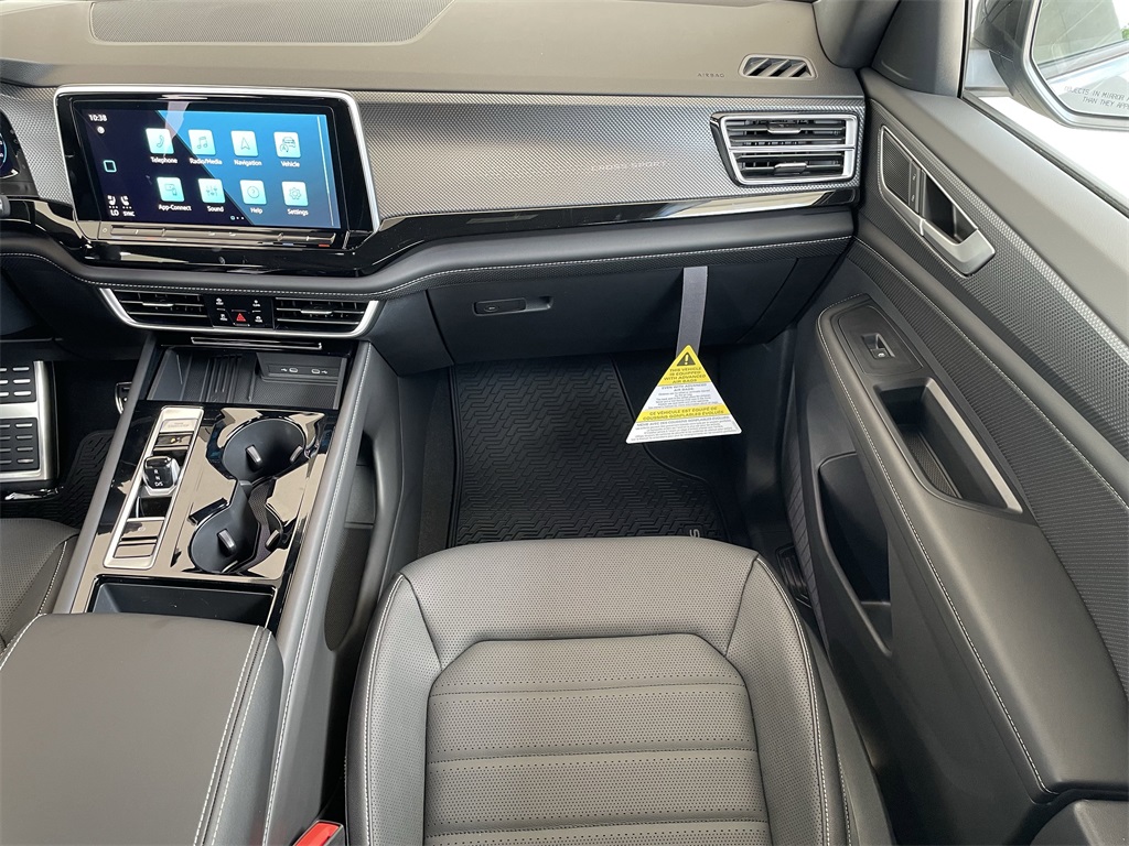2025 Volkswagen Atlas Cross Sport SEL R-Line photo 13