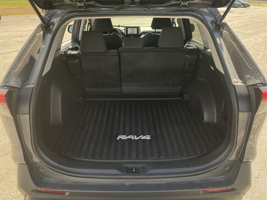 2022 Toyota RAV4 LE photo 18