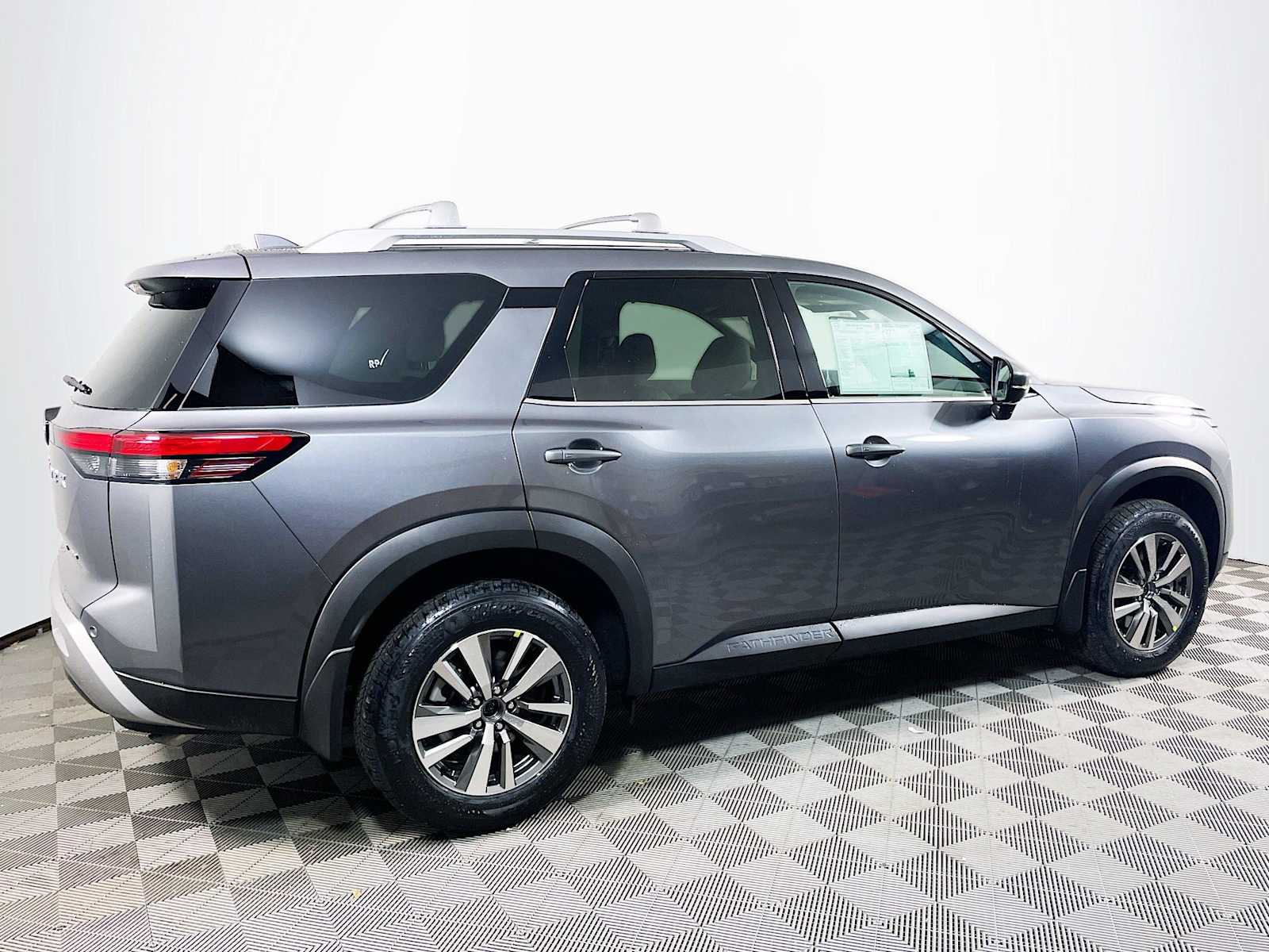 2025 Nissan Pathfinder SL photo 2