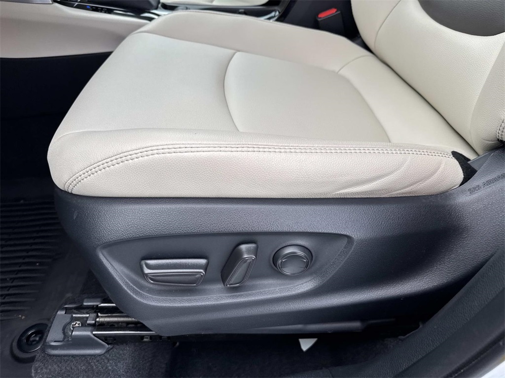 2024 Toyota Corolla Cross XLE photo 16