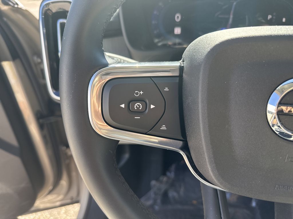 2025 Volvo XC40 Plus photo 18