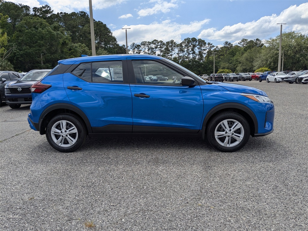 2025 Nissan Kicks Play S photo 3