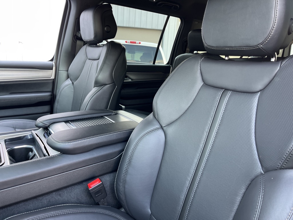 2025 Jeep Wagoneer L Carbide photo 28