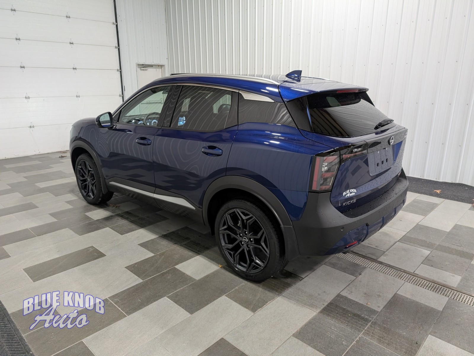 2025 Nissan Kicks SR photo 2