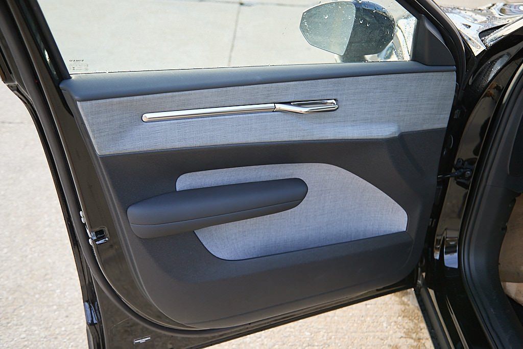 2025 VOLVO EX30 - Image 8