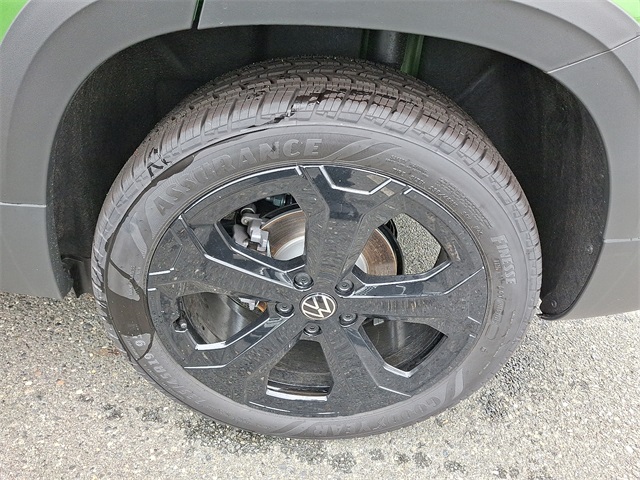 2025 Volkswagen Taos SE photo 4